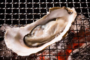 Izgaradaki istiridye manzarasını kapatın. Lezzetli Asya yemekleri