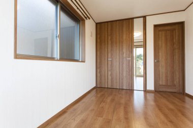 Ahşap zemin ve kapısı olan boş modern daire