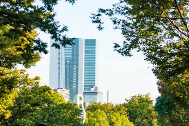 Yeşil ağaçlı ve gökdelenli Tokyo manzarası