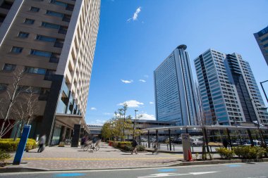 Mavi gökyüzü üzerinde modern şehrin gökdelenleri 