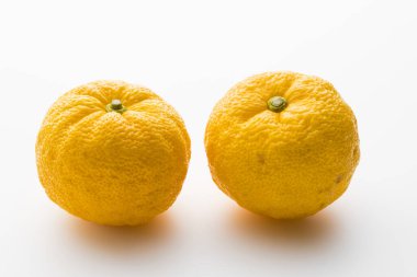 Beyaz arka planda iki olgun mandalina