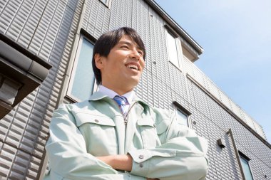 Genç adam şehirde ayakta duruyor.