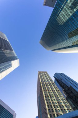 Yüksek binalar ve mavi gökyüzü - Tokyo, Japonya