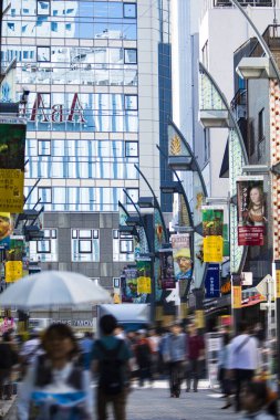 İnsanlar Japonya 'da şehir caddesinde yürüyor..