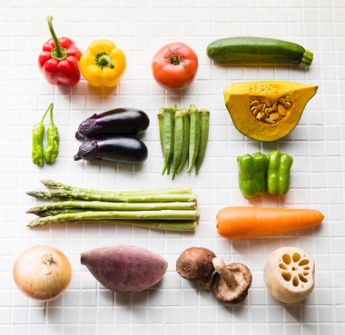 Beyaz arka planda yemek pişirmek için taze sebzeler