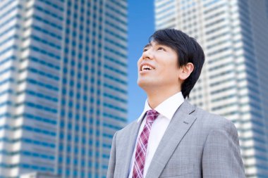 Caddeye bakan Asyalı genç işadamının portresi 