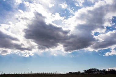 Sakin akşam gökyüzünde bulutlar sürükleniyor