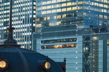 Gece şehrinde modern gökdelenler 