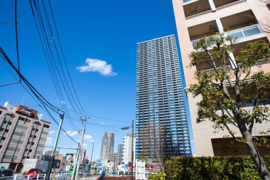 Mavi gökyüzü üzerinde modern şehrin gökdelenleri 