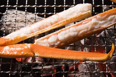 Izgaradaki yengecin yakın görüntüsü