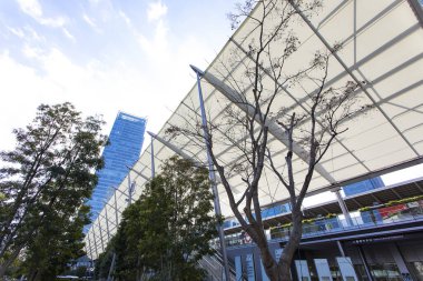 Güneşli bir günde modern şehir mimarisi 