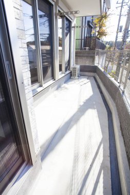 Japonya 'daki modern apartman binası.