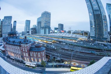 Tokyo İstasyonu, Japonya 'nın en büyük tren istasyonu ve en işlek istasyonu olan 1914 yılında açıldı.