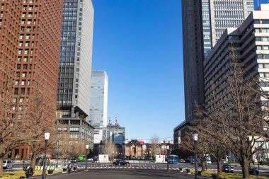 Güneşli bir günde modern şehir mimarisi 