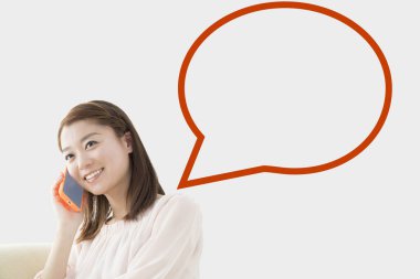 Boş konuşma balonuyla konuşan gülümseyen Japon kadın.