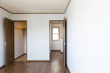 Ahşap kapılı modern apartman dairesi.