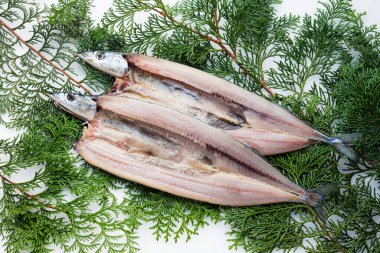 Pişmeye hazır taze çiğ balık.