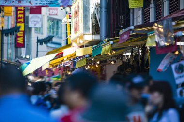 Shibuya Bölgesi, Tokyo, Japonya 'da yürüyen kalabalığın odaklanmış arka planı
