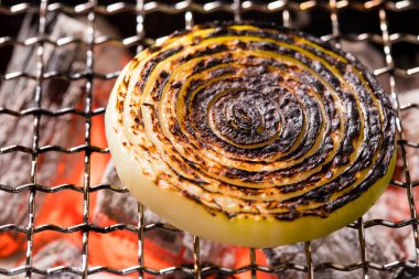 Izgarada taze soğan dilimleri. Vejetaryen barbeküsü