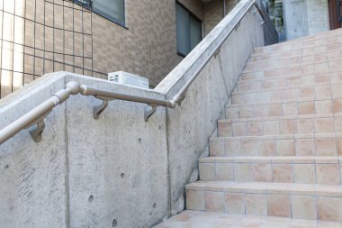 Şehirdeki modern merdiven ve merdivenler, şehir mimarisi