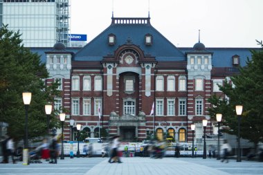 Tokyo İstasyonu, Japonya 'nın en büyük tren istasyonu ve en işlek istasyonu olan 1914 yılında açıldı.