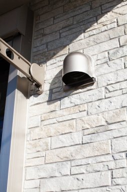 Bir evin duvarındaki kapalı devre kamera, kapatın.