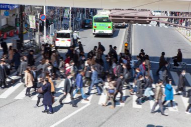 Japonlar modern şehir Japonya 'da sokakta yürüyorlar. 