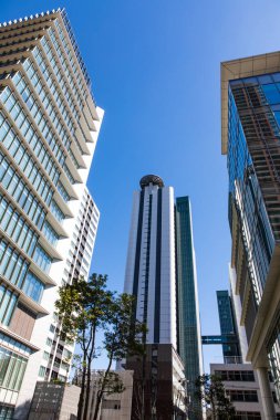 Mavi gökyüzü üzerinde modern şehrin gökdelenleri 