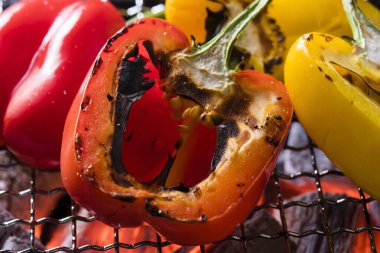 Olgun dolmalık biberler, yakından bakın.