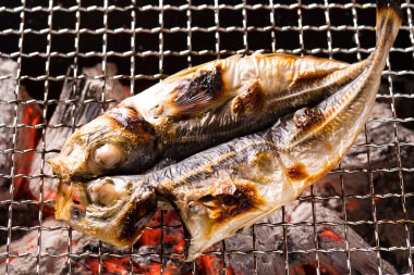 Izgarada lezzetli uskumru balığı. barbekü arkaplanı