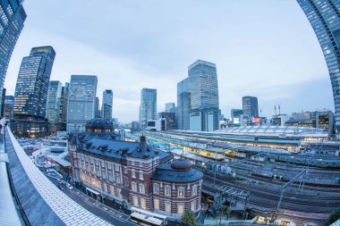 Akşam kentteki modern binalar 