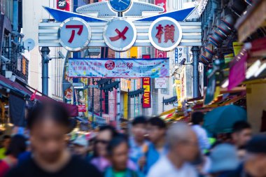 Tanımlanamayan insanlar Çin 'deki sokak pazarından alışveriş yapıyor.