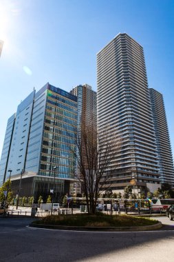 Mavi gökyüzü üzerinde modern şehrin gökdelenleri 