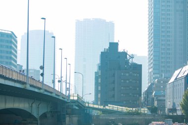 Tokyo şehir caddesinde modern mimari 