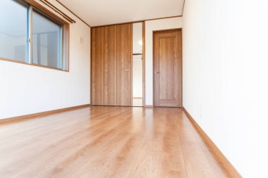 Ahşap zemin ve kapısı olan boş modern daire