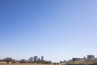 İnsanlar ve şehir silüeti ve mavi gökyüzü 