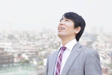 Genç Asyalı işadamı şehir geçmişini araştırıyor. 