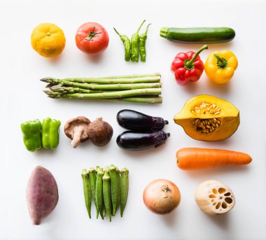 Beyaz arka planda yemek pişirmek için taze sebzeler