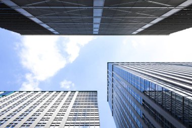 Yüksek binalar ve mavi gökyüzü - Tokyo, Japonya