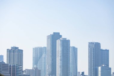 Mavi gökyüzü ile şehir silueti