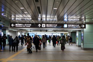 Tokyo, Japonya - Kasım 23, 27: Kimliği belirsiz insanlar Tokyo, Japonya 'daki Tokyo istasyonunu ziyaret ediyor..