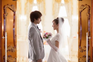 Güzel ve mutlu gelin ve damat düğün gününde