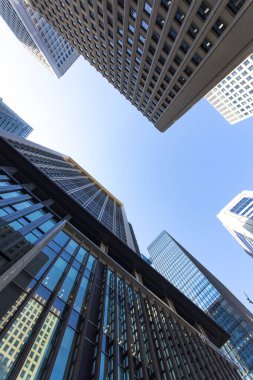 Yüksek binalar ve mavi gökyüzü - Tokyo, Japonya