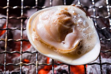 Izgaradaki istiridyenin yakın görüntüsü. Lezzetli Asya yemekleri