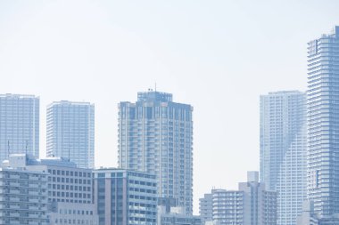 Mavi gökyüzü ile şehir silueti