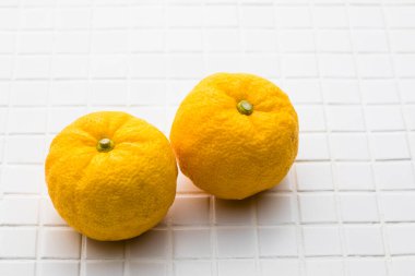 Beyaz arka planda iki taze portakal