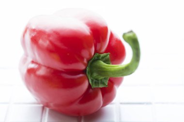 Beyaz masa arka planında kırmızı dolma biber