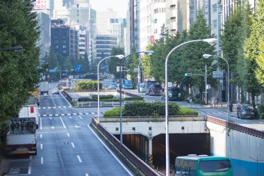 Tokyo şehir caddesinde modern mimari 