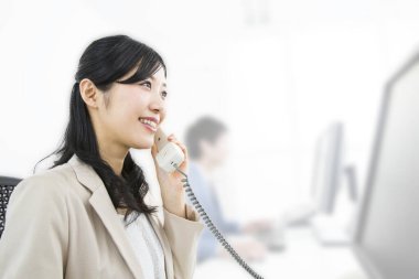 telefon ile genç kadın