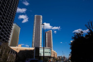 Mavi gökyüzü üzerinde modern şehrin gökdelenleri 